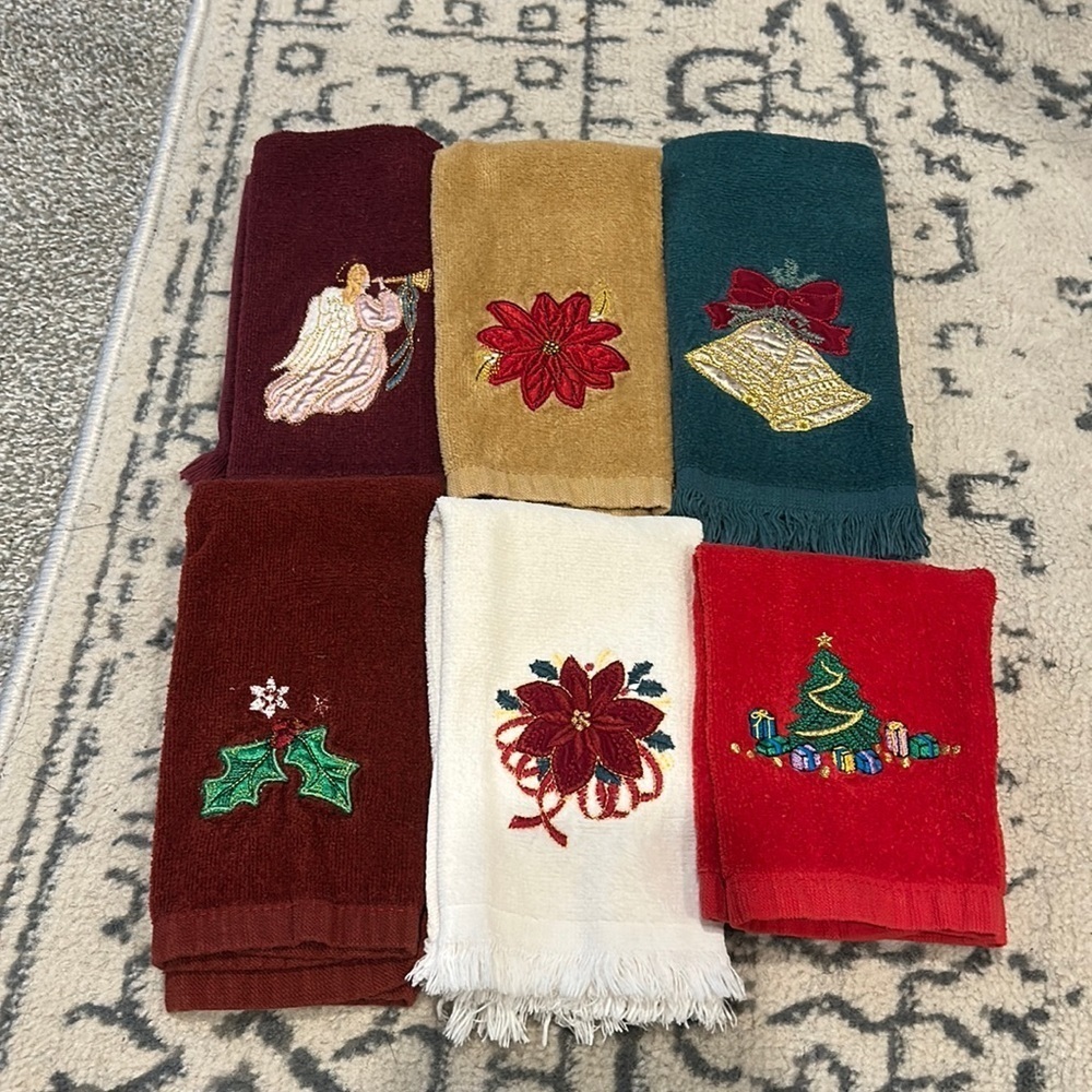Set of 6 St. Christmas Winter Bath Finger Tip Towels